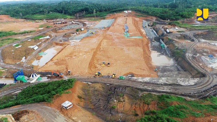 Bendungan Pengendali Banjir di IKN Nusantara Bendungan Sepaku Semoi menjadi salah satu infrastruktur dasar pendukung kawasan inti pusat pemerintahan IKN di Nusantara. Progresnya sudah 74%.
