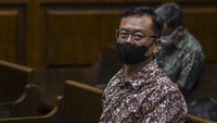 Begini ekspresi terdakwa Direktur PT Hanson International Tbk Benny Tjokrosaputro saat mengikuti sidang tuntutan kasus dugaan korupsi pengelolaan PT Asuransi Sosial Angkatan Bersenjata Republik Indonesia (ASABRI) di Pengadilan Tipikor, Jakarta, Rabu (26/10/2022).