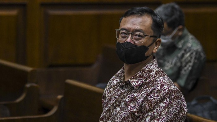 BENNY TJOKRO DITUNTUT PIDANA MATI DI KASUS KORUPSI PT ASABRI Terdakwa Direktur PT Hanson International Tbk Benny Tjokrosaputro mengikuti sidang tuntutan kasus dugaan korupsi pengelolaan PT Asuransi Sosial Angkatan Bersenjata Republik Indonesia (ASABRI) di Pengadilan Tipikor, Jakarta, Rabu (26/10/2022).JPU KPK menuntut Benny Tjokrosaputro dengan hukuman pidana mati karena diyakini bersalah melakukan tindak pidana korupsi bersama-sama dengan terdakwa lain dan melakukan tindak pidana pencucian uang (TPPU) dalam kasus PT ASABRI yang merugikan negara hingga Rp22,7 triliun. ANTARA FOTO/Galih Pradipta/hp.