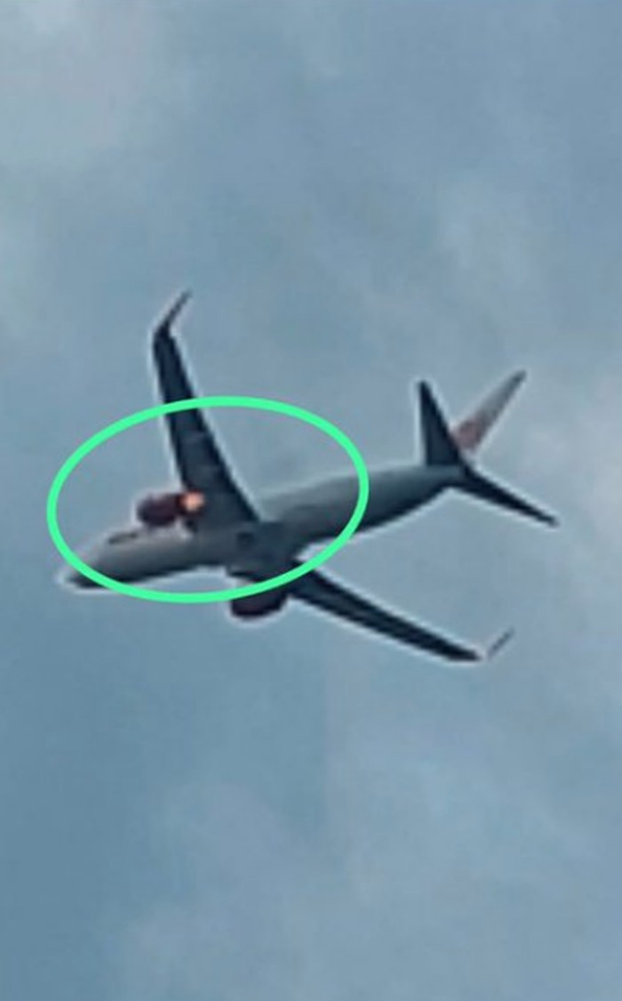 Beredar di media sosial mesin pesawat Lion Air JT330 terbakar. Corporate Communications Strategic of Lion Air, Danang Mandala Prihantoro belum bisa memastikan foto tersebut karena masih diselidiki.