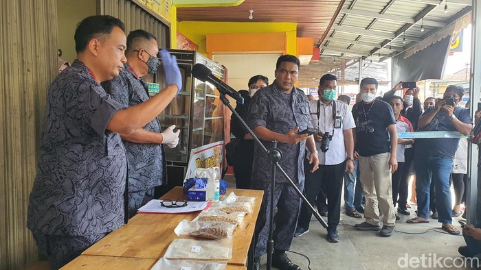 BNN gerebek toko pempek yang dijadikan pabrik ekstasi di Pekanbaru, Riau.