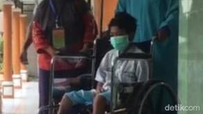 Bocah 10 tahun korban Tragedi Kanjuruhan Afrizal di RSSA Malang