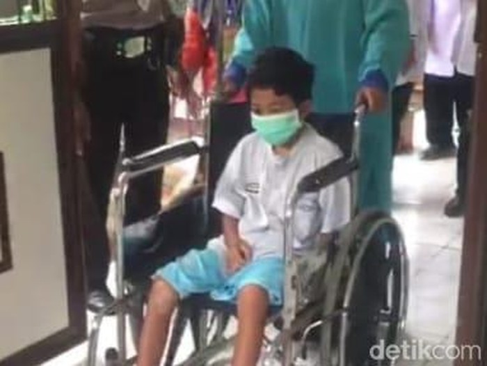 Bocah 10 tahun korban Tragedi Kanjuruhan Afrizal di RSSA Malang
