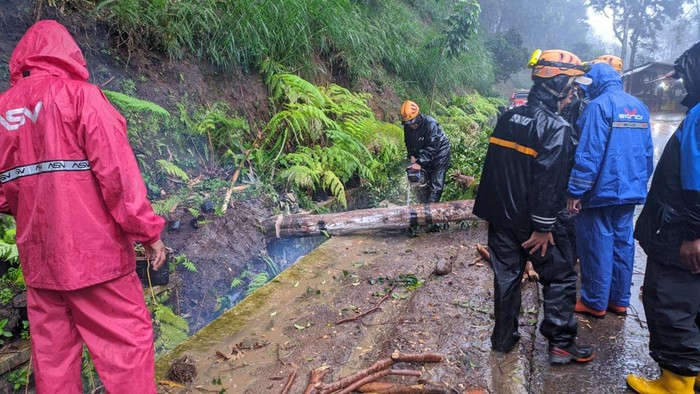 bpbd pasang alat pendeteksi longsor atau early warning system (EWS) kota batu