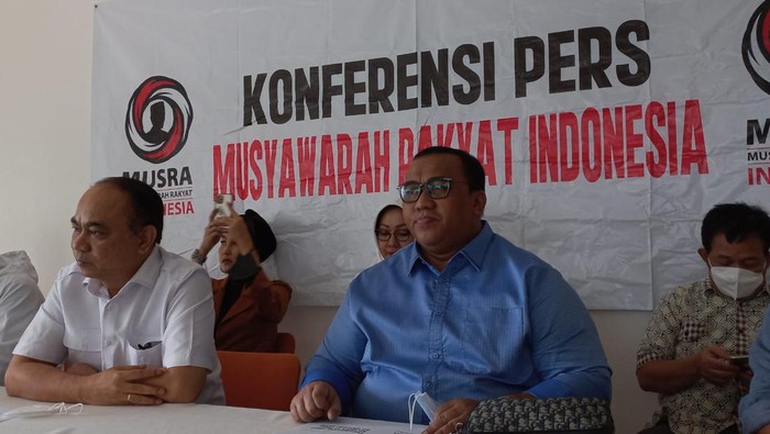 Gabungan relawan Joko Widodo (Jokowi) telah menggelar Musyawarah Rakyat Indonesia (Musra) seri ke-3 di Kota Pekanbaru, Riau. Hasil Musra tersebut menghasilkan sejumlah nama calon presiden (capres) 2024 yang dikatakan harapan rakyat.