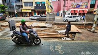 Beberapa kendaraan roda dua terpantau menggunakan jalur sepeda untuk menghindari kemacetan.