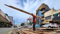 Pekerja menggotong kayu untuk pembuatan saluran air di jalan Pecenongan dan Jalan Batu Tulis Raya.