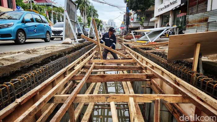 Proyek pembuatan saluran air tengah dikerjakan di jalan Pecenongan dan Jalan Batu Tulis Raya, Jakarta Pusat. Proyek ini untuk mencegah banjir.