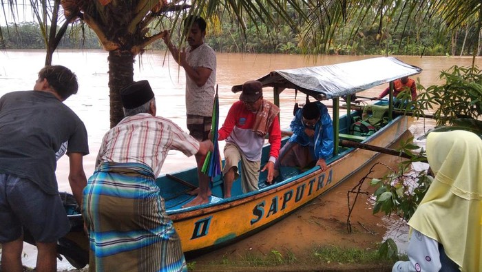 Cerita warga Pangandaran tak bisa makamkan jenazah setelah TPU setempat terendam banjir.