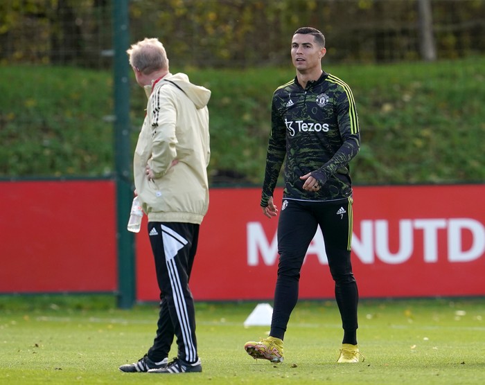 Manchester Uniteds Cristiano Ronaldo with assistant manager Steve McLaren during a training session at the Aon Training Complex, Carrington. Picture date: Wednesday October 26, 2022. (Photo by Nick Potts/PA Images via Getty Images)