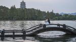 Indahnya Danau Barat di China, Jadi Spot Favorit Foto Pre-Wedding