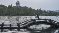West Lake atau Danau Barat adalah titik nol bagi budaya klasik daerah Jiangnan yang terkenal dengan tamannya.  