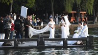 Tak hanya sekedar berkunjung, banyak orang yang memilih danau ini sebagai lokasi foto pre-wedding mereka.  