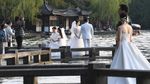 Indahnya Danau Barat di China, Jadi Spot Favorit Foto Pre-Wedding
