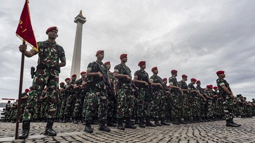 Para prajurit TNI AD menyimak arahan yang disampaikan KSAD dalam apel pasukan di Monas.
