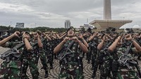 Saat apel berlangsung, para prajurit semangat menyanyikan yel-yel.