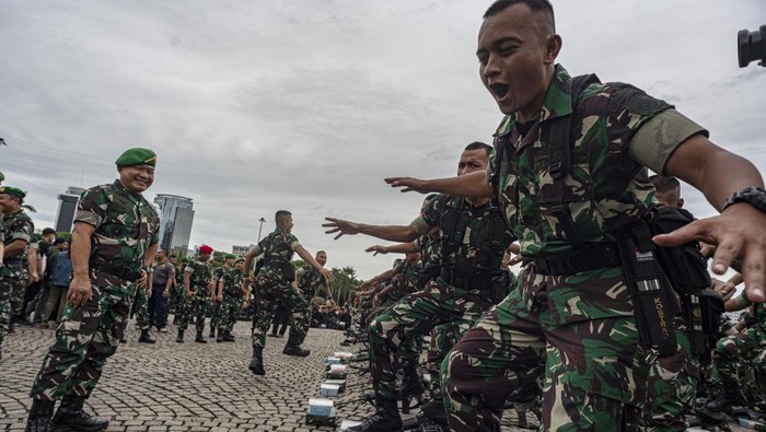 Demi Kelancaran Pemilu 2024, Pasukan TNI AD Gelar Apel di Monas Ekspresi tawa KSAD Dudung saat prajurit menyanyikan yel-yel.