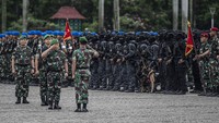 KSAD Jenderal TNI Dudung Abdurachman memimpin apel pasukan TNI AD yang digelar di Lapangan Monas, Jakarta, Rabu (26/10/2022). Dudung menegaskan, sesuai dengan peraturan perundang-undangan, tugas TNI hanya mengamankan dan membantu kontestasi Pemilu 2024 agar berjalan lancar.