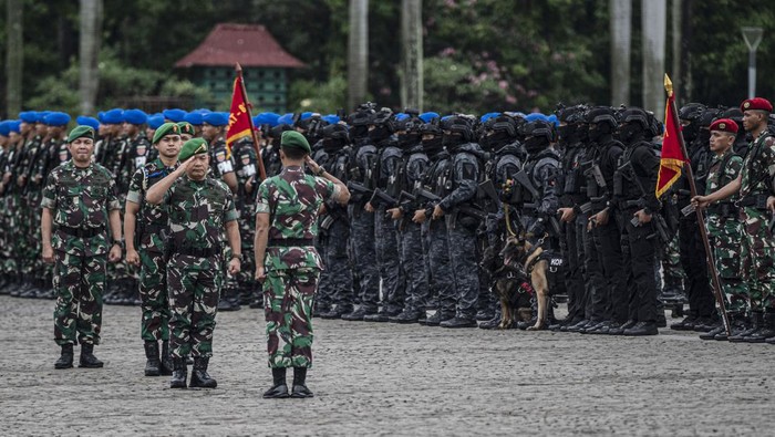 KSAD Jenderal TNI Dudung Abdurachman memimpin apel pasukan TNI AD yang digelar di Lapangan Monas, Jakarta, Rabu (26/10/2022). Dudung menegaskan, sesuai dengan peraturan perundang-undangan, tugas TNI hanya mengamankan dan membantu kontestasi Pemilu 2024 agar berjalan lancar.