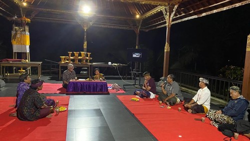 Prof. Peter Carey saat memberikan penjelasan terkait sejarah Jawa-Bali di massa Pangeran Diponegoro kepada para peserta bincang sejarah yang diselenggarakan oleh Yayasan Bali Kuna Santi. (foto: I Wayan Selamat Juniasa)/detikBali)