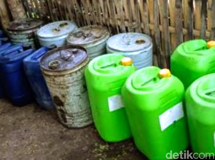 Drum penyimpan solar yang diduga ditimbun komplotan Bondowoso