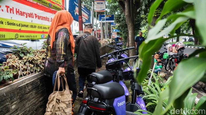 Tak sedikit warga yang mengeluh karena sepeda listrik yang disewakan tersebut parkir di trotoar.