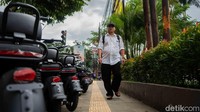 Salah seorang pengguna jalan mengaku sangat terganggu oleh keberadaan sepeda dan skuter listrik yang parkir tidak beraturan.