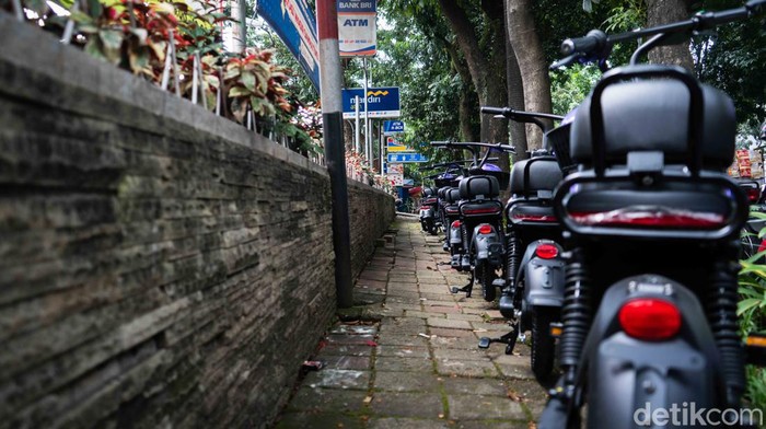 Duh.. Sepeda Listrik di Jl Pajajaran Bogor Ini Ganggu Jalur Pedestrian Sejumlah sepeda listrik terlihat parkir sembarangan di daerah Simpang RRI Jl Pajajaran, Bogor, Rabu (26/10/2022).
