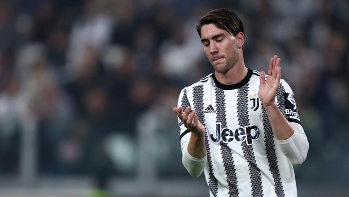 TURIN, ITALY - OCTOBER 21: Dusan Vlahovic of Juventus FC looks on during the Serie A match between Juventus and Empoli FC at on October 21, 2022 in Turin, Italy. (Photo by Sportinfoto/DeFodi Images via Getty Images)