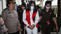 Putri keluar usai menjalani sidang lanjutan kasus pembunuhan berencana terhadap Brigadir Nopriansyah Yosua Hutabarat. Putri keluar ruang sidang dengan mengenakan baju tahanan. Tangannya juga diborgol.