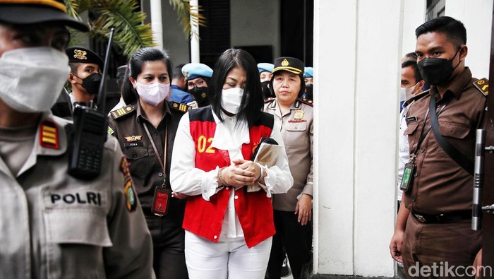 Eksepsi Putri Candrawathi Ditolak Hakim Eksepsi atau nota keberatan istri Ferdy Sambo, Putri Candrawathi dalam kasus pembunuhan berencana terhadap Brigadir Nopriansyah Yosua Hutabarat ditolak oleh majelis hakim Pengadilan Negeri Jakarta Selatan (PN Jaksel), Rabu (26/10/2022). Sidang akan dilanjutkan ke tahap pembuktian.