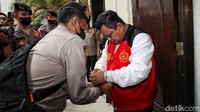 Sebelumnya, Kuat didakwa melakukan tindak pidana pembunuhan berencana terhadap Brigadir J bersama-sama dengan Ferdy Sambo, Bharada Richard Eliezer (E), Bripka Ricky Rizal (RR), dan Putri Candrawathi. Kuat disebut sempat mendesak Putri untuk melaporkan perbuatan Brigadir J di rumah Magelang kepada Ferdy Sambo.  
