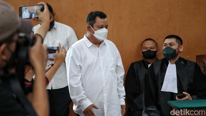 Ekspresi Kuat Ma'ruf Saat Eksepsi Ditolak Hakim Terdakwa kasus pembunuhan berencana Brigadir Kuat Ma'ruf menjalani sidang lanjutan dengan agenda putusan sela di Pengadilan Negeri Jakarta Selatan, Rabu (26/10/2022).
