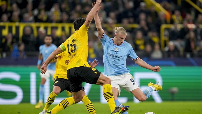 DORTMUND, GERMANY - OCTOBER 25: Mats Hummels of Borussia Dortmund and Erling Haaland of Manchester City battle for the ball during the UEFA Champions League group G match between Borussia Dortmund and Manchester City at Signal Iduna Park on October 25, 2022 in Dortmund, Germany. (Photo by Alex Gottschalk/DeFodi Images via Getty Images)