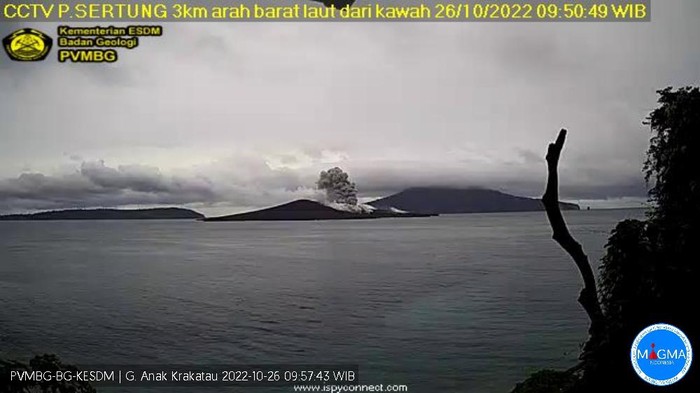 Gunung Anak Krakatau 2 kali erupsi. (Foto: Istimewa)