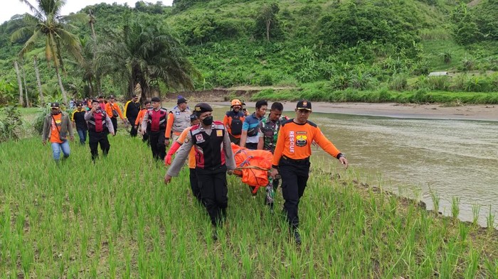 evakuasi korban terseret arus