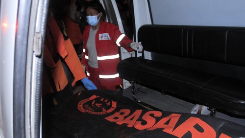 Tim SAR mengevakuasi kantong berisi jenazah korban terbakarnya kapal cepat Cantika Express 77 di Dermaga Tenau, Kupang, NTT, Selasa (25/10/2022) malam. Tim SAR menemukan lagi tiga jenazah hingga jumlah korban meninggal bertambah dari 14 menjadi 17 jiwa.