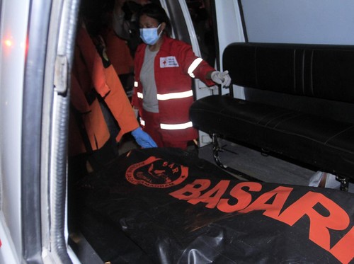 Tim SAR mengevakuasi kantong berisi jenazah korban terbakarnya kapal cepat Cantika Express 77 di Dermaga Tenau, Kupang, NTT, Selasa (25/10/2022) malam. Tim SAR menemukan lagi tiga jenazah hingga jumlah korban meninggal bertambah dari 14 menjadi 17 jiwa.