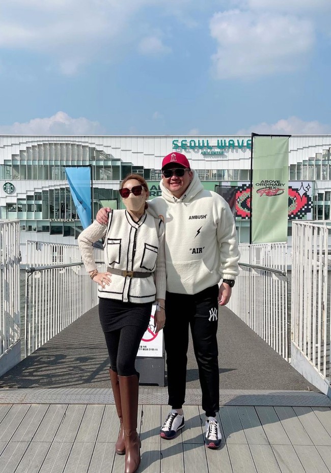 Tak. sendirian, Femmy ditemani oleh sang suami tercinta, Alfons Martinus. Kebersamaan keduanya saat di Korea juga dibagikan Femmy ke akun Instagramnya. Foto: Instagram/@femmypermatasari