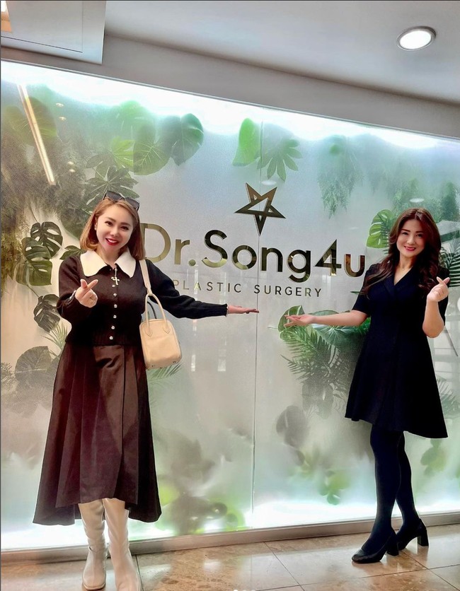 Tak hanya untuk sekedar berlibur, secara terang-terangan Femmy mengungkapkan jika dirinya juga menjalani operasi plastik saat berada di sana. Femmy pun membagikan momen ketika dirinya berada di klinik  tempatnya menjalani operasi plastik. Foto: Instagram/@femmypermatasari