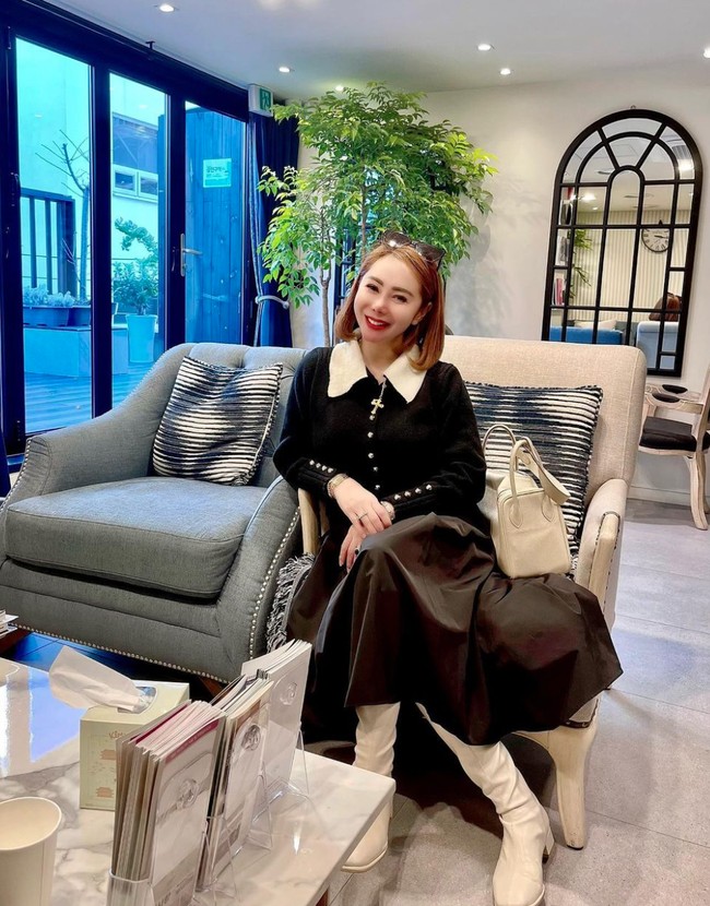 Dalam keterangan unggahannya diketahui jika Femmy melakukan operasi plastik di klinik Dr. Song4u. Ia juga mengungkapkan jika operasi plastik yang dijalaninya itu bukan endorse karena biayanya mencapai ratusan juta. Foto: Instagram/@femmypermatasari