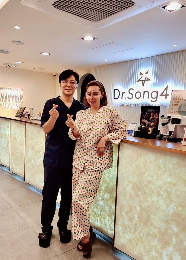 Sebelum melakukan operasi plastik beberapa titik di wajah Femmy tampak ditandai terlebih dahulu. Maaf ini bukan endorse (habis total Ratusan juta tdk mungkin ada yg mau endorse x yah) tapi karena Aku puas bgttt jadi ksh gift utk Dokter handsome yg super sabar @dr_song_hyungmin, tulis Femmy dalam unggahannya. Foto: Instagram/@femmypermatasari