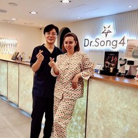 Sebelum melakukan operasi plastik beberapa titik di wajah Femmy tampak ditandai terlebih dahulu. Maaf ini bukan endorse (habis total Ratusan juta tdk mungkin ada yg mau endorse x yah) tapi karena Aku puas bgttt jadi ksh gift utk Dokter handsome yg super sabar @dr_song_hyungmin, tulis Femmy dalam unggahannya. Foto: Instagram/@femmypermatasari