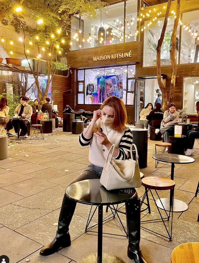 Setelah operasi plastik wajah Femmy jadi terlihat bengkak. Hidungnya pun masih tertutup dengan plester. Foto: Instagram/@femmypermatasari