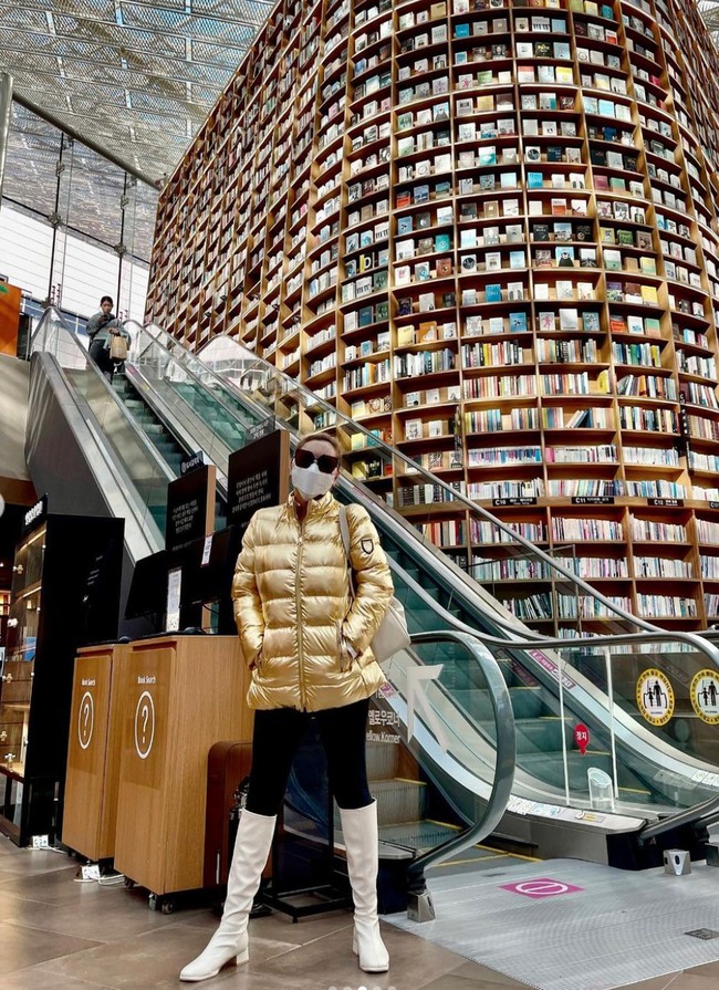 Belum lama ini melalui akun Instagramnya, Femmy Permatasari tampak memamerkan momen dirinya berlibur ke Korea. Dalam foto-foto yang dibagikan terlihat Femmy mengunjungi sejumlah tempat di Korea, salah satunya Starfield Library. Foto: Instagram/@femmypermatasari