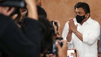 Ferdy Sambo menyapa pengunjung sidang.