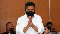 Ferdy Sambo juga sempat menyapa JPU dan tim kuasa hukumnya dengan cara menelangkupkan kedua telapak tangannya.