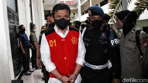 Mantan Kadiv Propam Polri Ferdy Sambo menjalani sidang putusan sela kasus pembunuhan berencana terhadap Brigadir N Yosua Hutabarat di PN Jaksel, Rabu (26/10/2022).