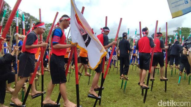 Festival Egrang di Lapang Situs Astana Gede, Ciamis