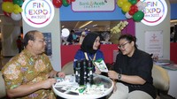 Kepala Cabang Bank Aceh Jakarta T. Zulfikar menyaksikan pengunjung yang ada di booth Bank Aceh yang tengah mengikuti kegiatan acara Financial Expo 2022 (FinExpo 2022) yang diadakan di Central Park Mall Jakarta, Rabu 26 Oktober 2022.
